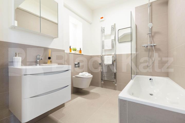 A large and spacious studio within a warehouse convertion Ability View / Kingsland Road, Haggerston